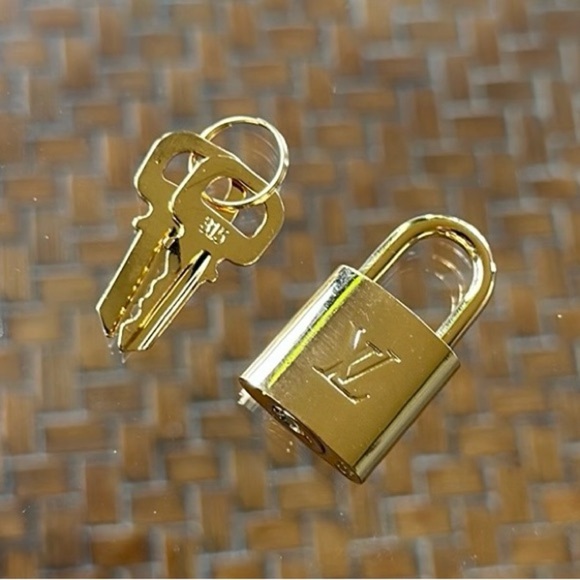 🍓LV Lock and Key #315 - Picture 2 of 10